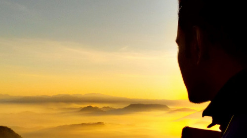 Non guardare esternamente, ma vedere internamente